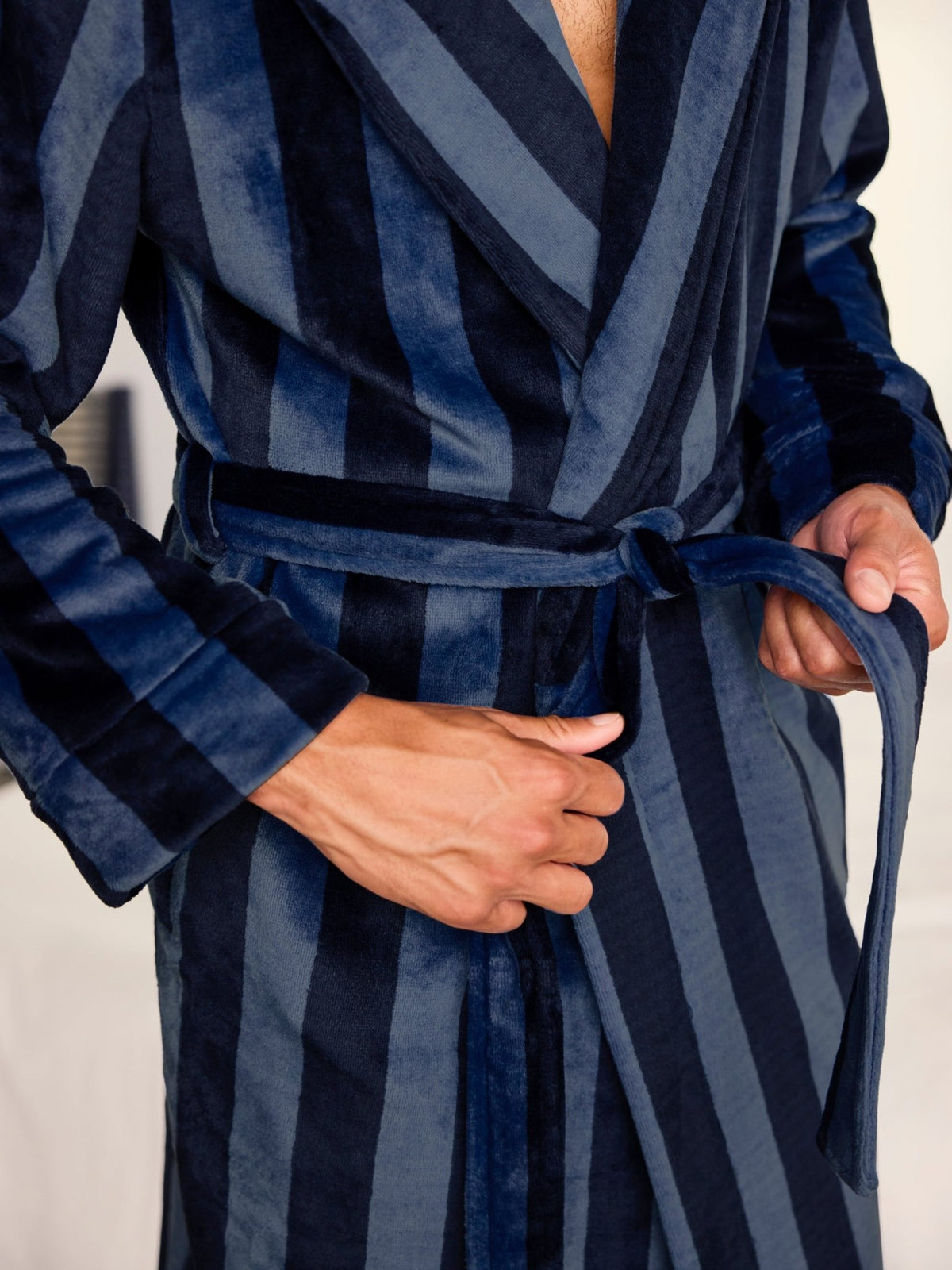 Young Ideas & Henmores -Mens Fleece Stripe Dressing Gown -Navy -M