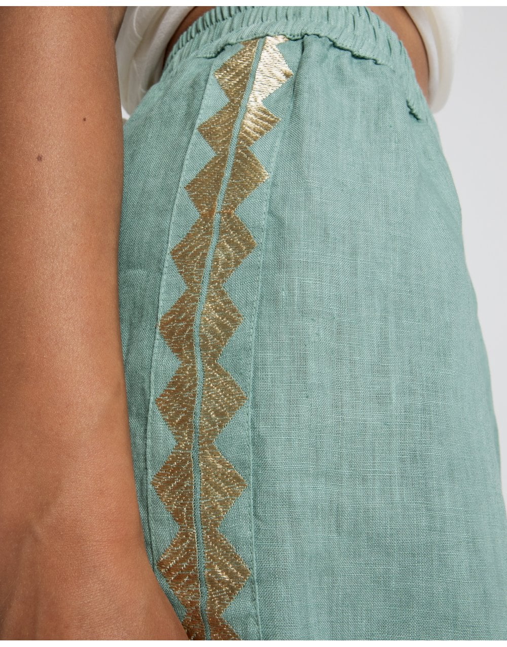 Young Ideas/Henmores - Feather Side Panel Detail Linen Shorts - 4101 White Gold - XS