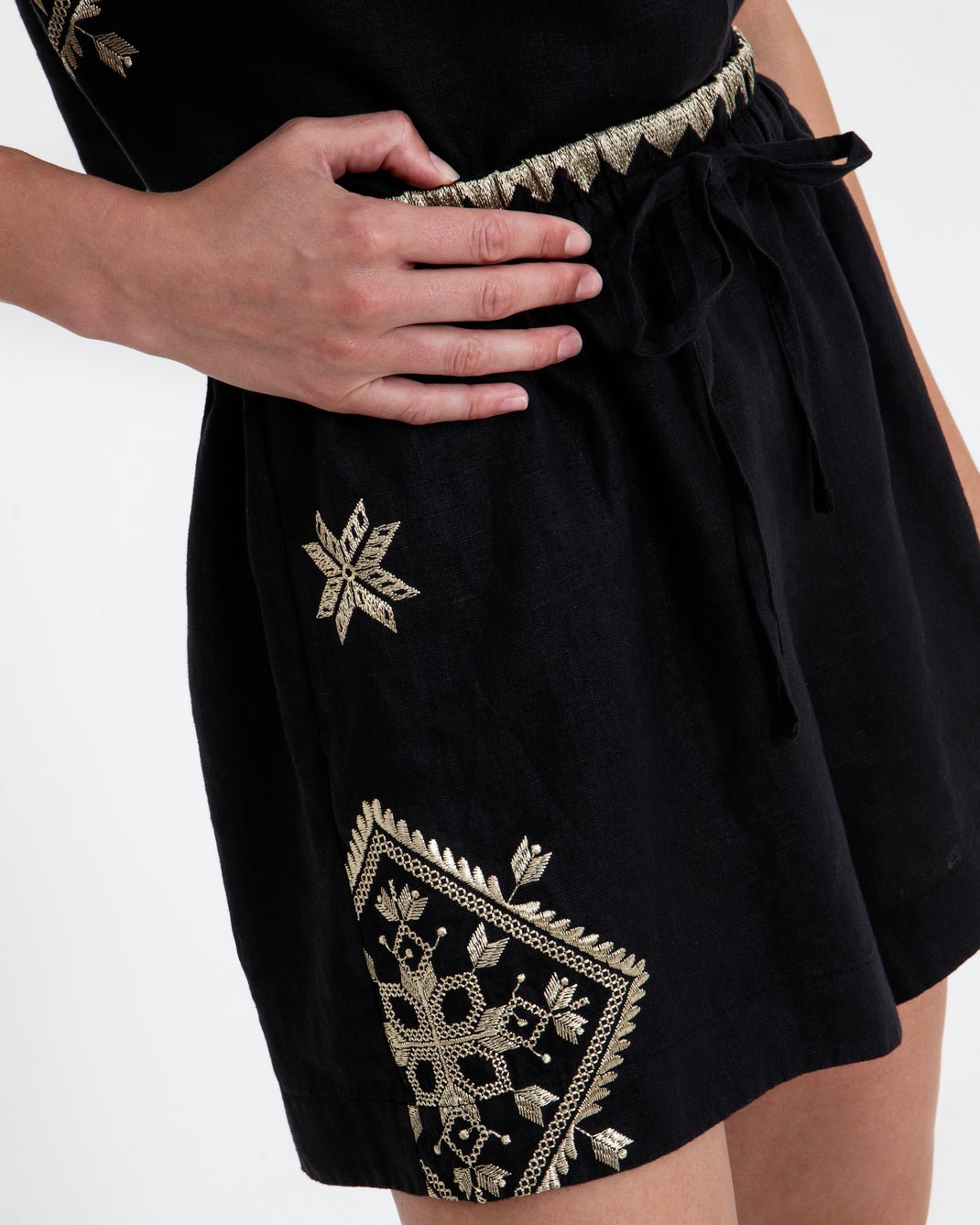 Young Ideas & Henmores - Lefkada Linen Drawstring Shorts - Beige/Black - M