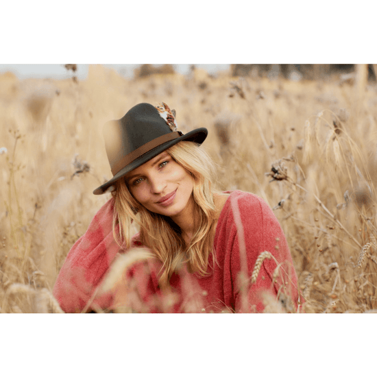 Young Ideas/Henmores - Suffolk Fawn Side Feather Fedora - Camel - XS