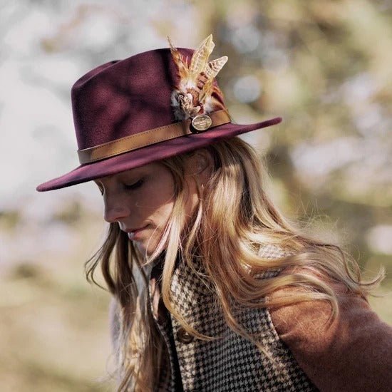 Young Ideas & Henmores -Suffolk Fedora Bronze Side Feather -Plum -S