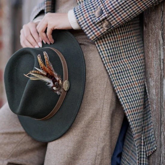 Young Ideas & Henmores -Suffolk Fedora Bronze Side Feather -Plum -S