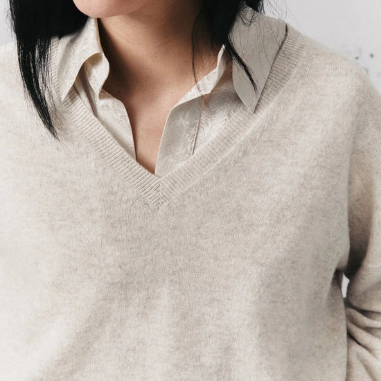 Young Ideas & Henmores -Balta Cashmere V Neck Jumper -001 Turtledove -S