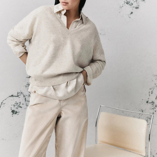 Young Ideas & Henmores -Balta Cashmere V Neck Jumper -001 Turtledove -S