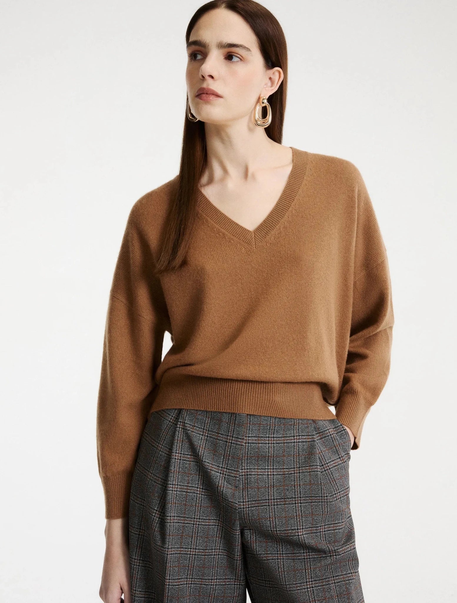 Young Ideas & Henmores -Editore V Neck Relaxed Jumper -002 Camel -XS