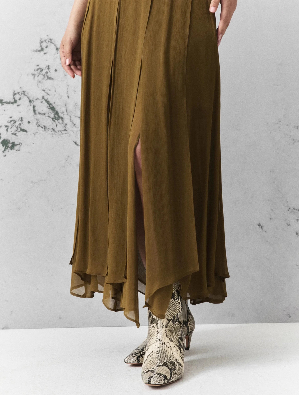 Young Ideas & Henmores -Zattera Crepe Soft Pleat Midi Skirt -004 Oil Green -8