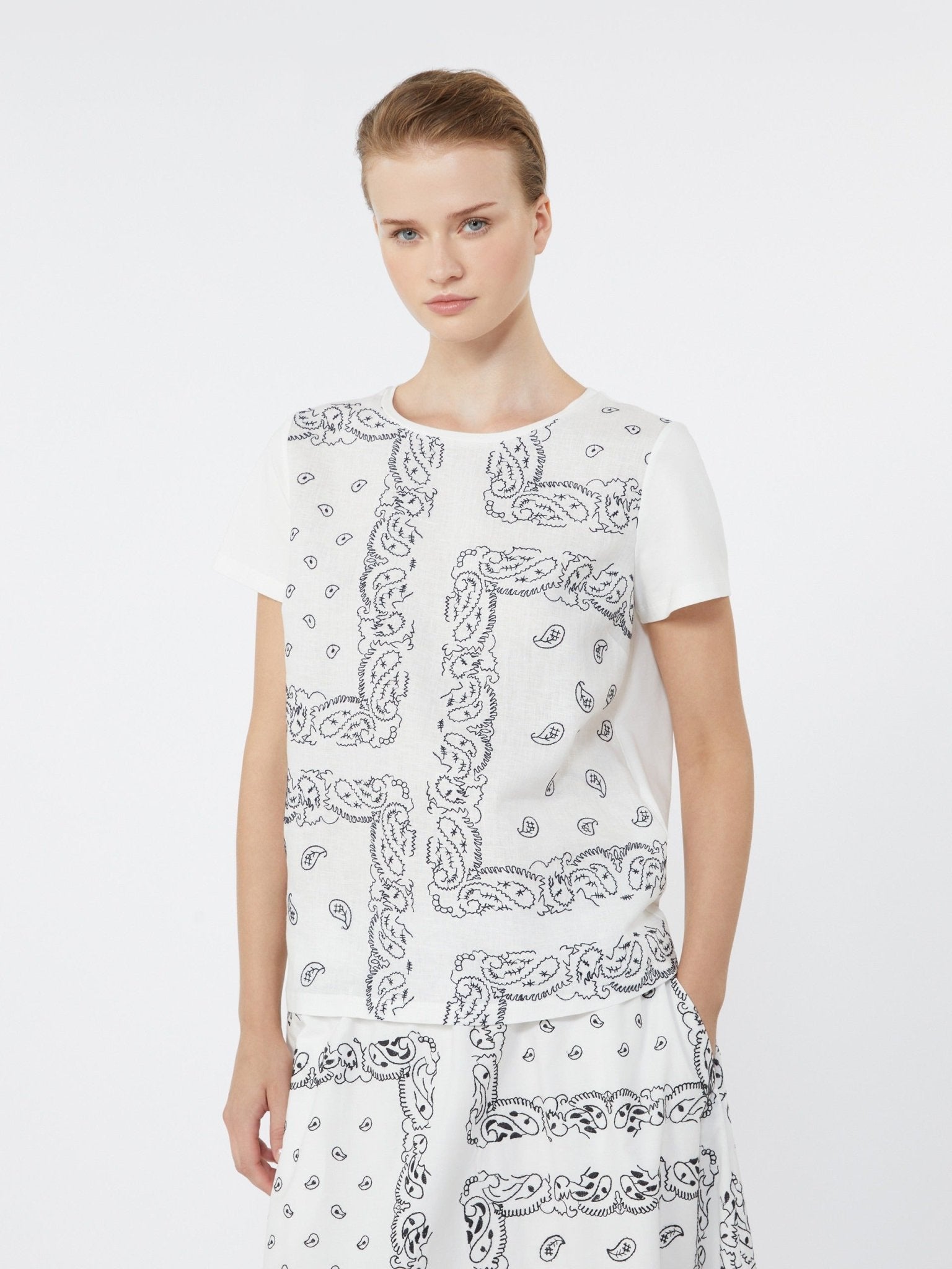 Young Ideas & Henmores - Genio Embroidery Print T-Shirt - 001 White Black - XS