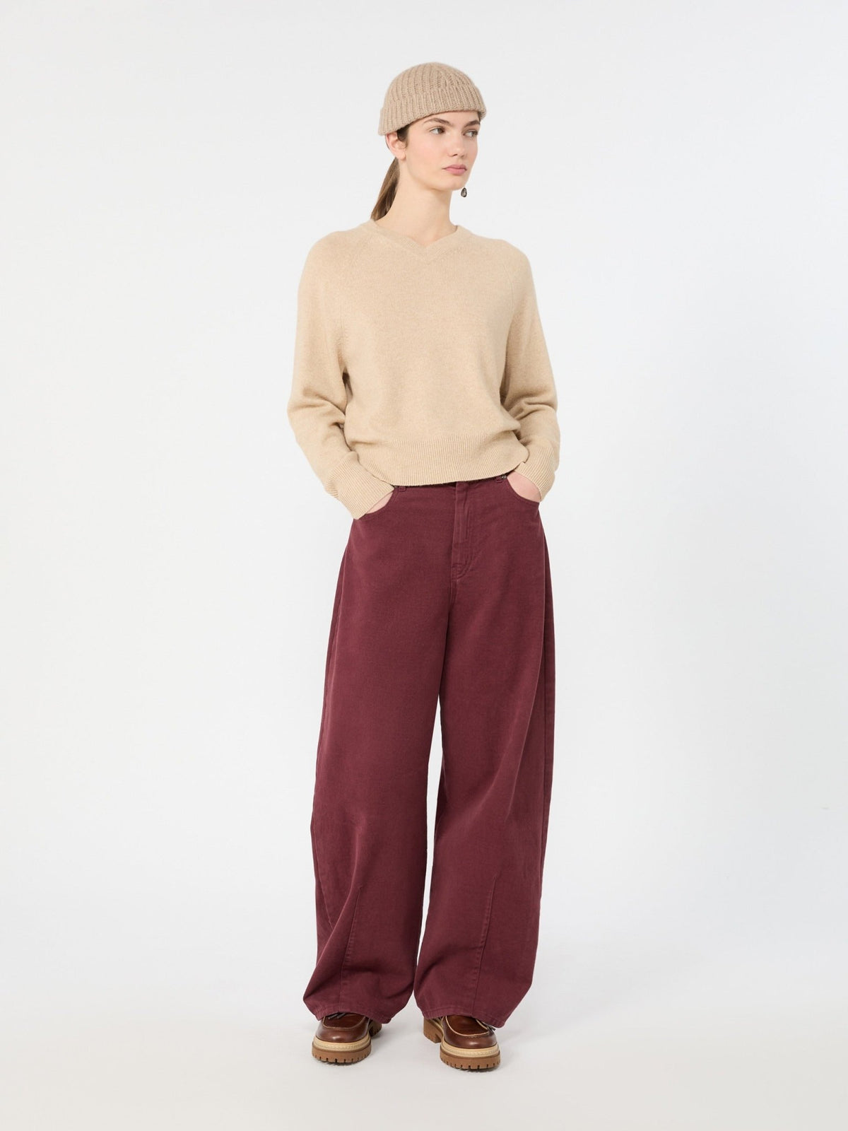 Young Ideas & Henmores -Padre V Neck Cashmere Jumper -002 Beige -XS
