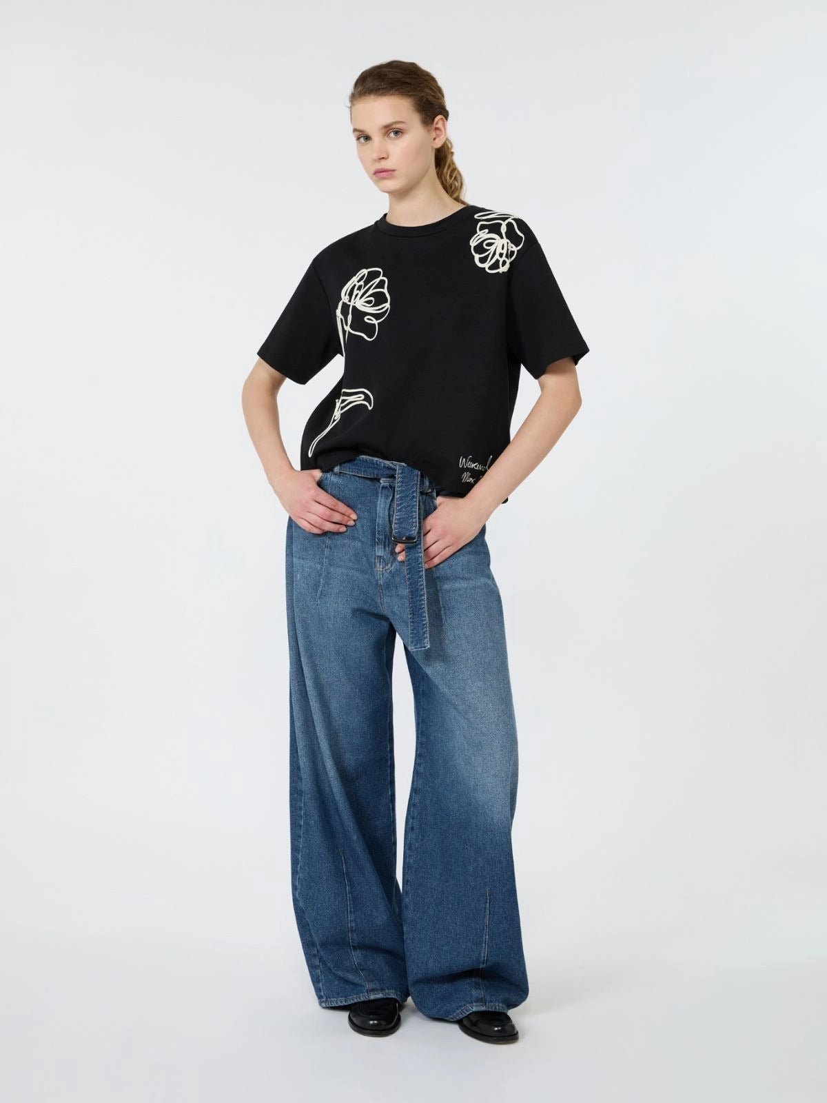 Young Ideas & Henmores -Sala Flower Embroidered T-Shirt -008 Black -XS