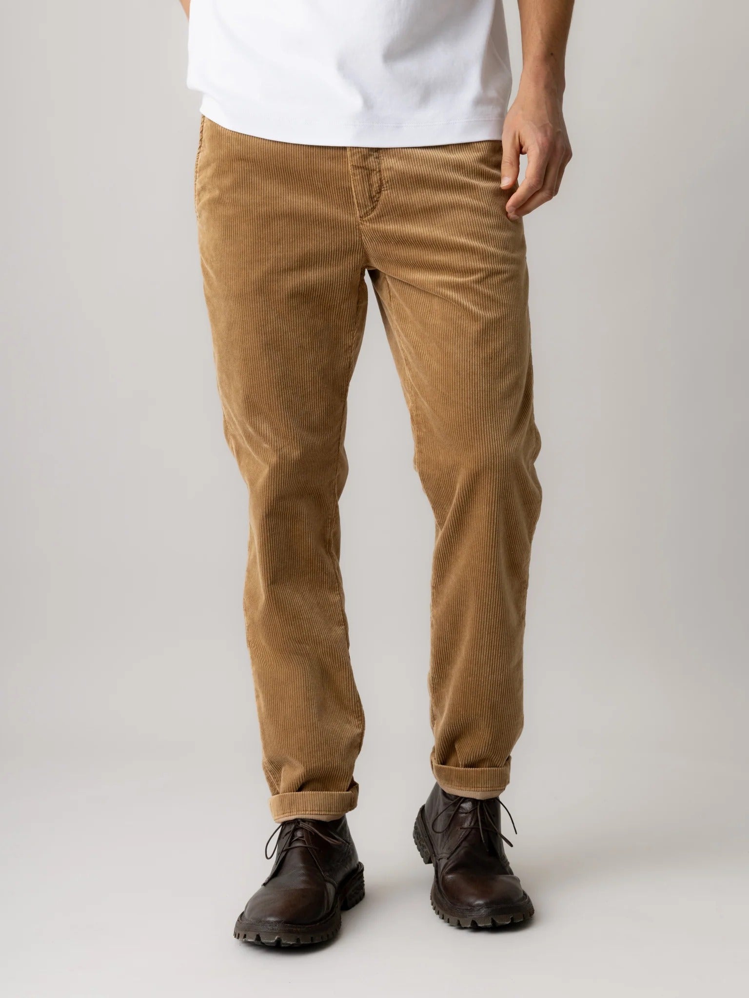 Young Ideas & Henmores -Hunt Corduroy Trouser -697 Toffee -32
