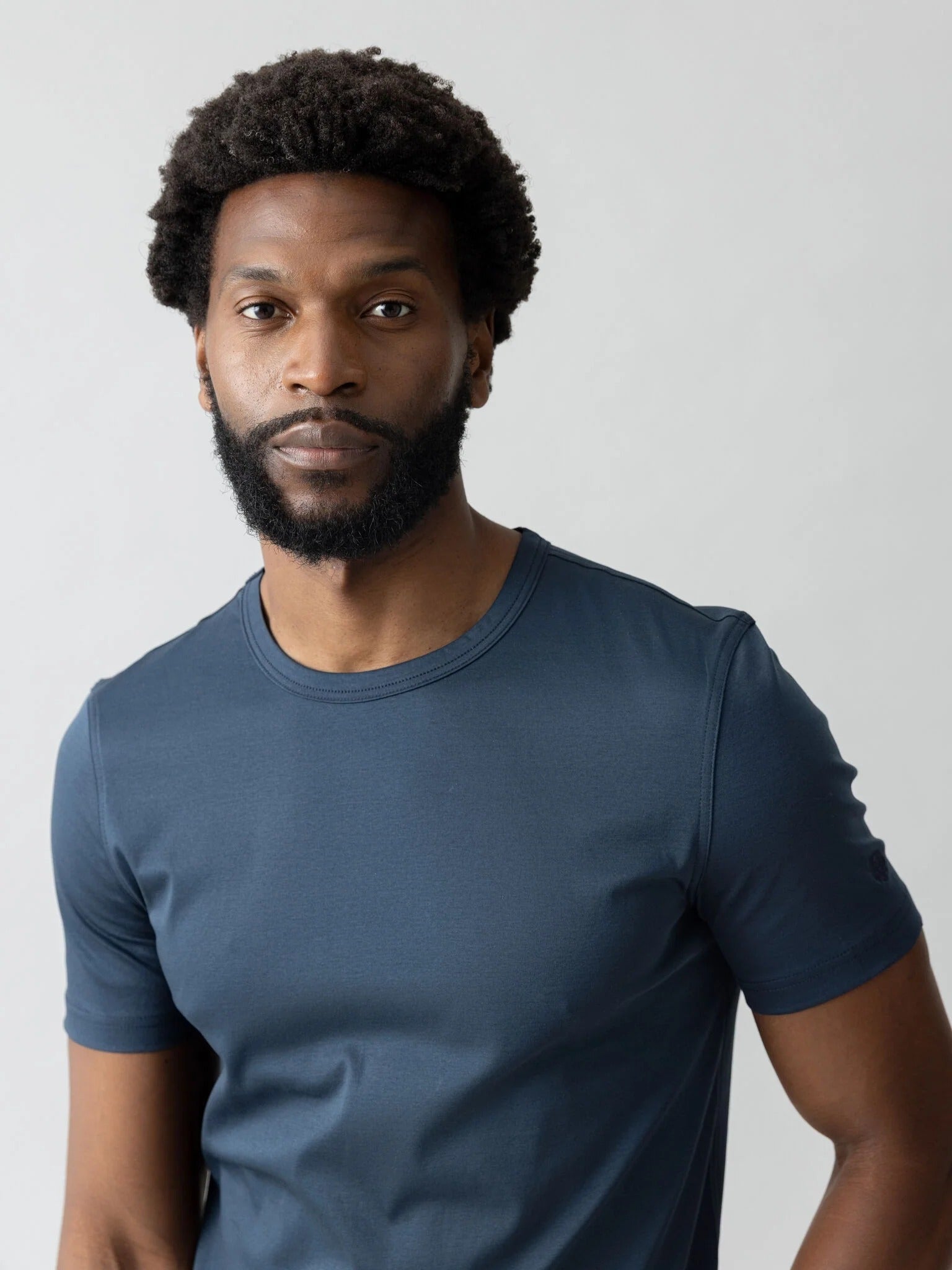 Young Ideas & Henmores -Perry T-Shirt -469 Navy -M
