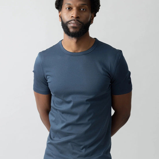 Young Ideas & Henmores -Perry T-Shirt -469 Navy -M
