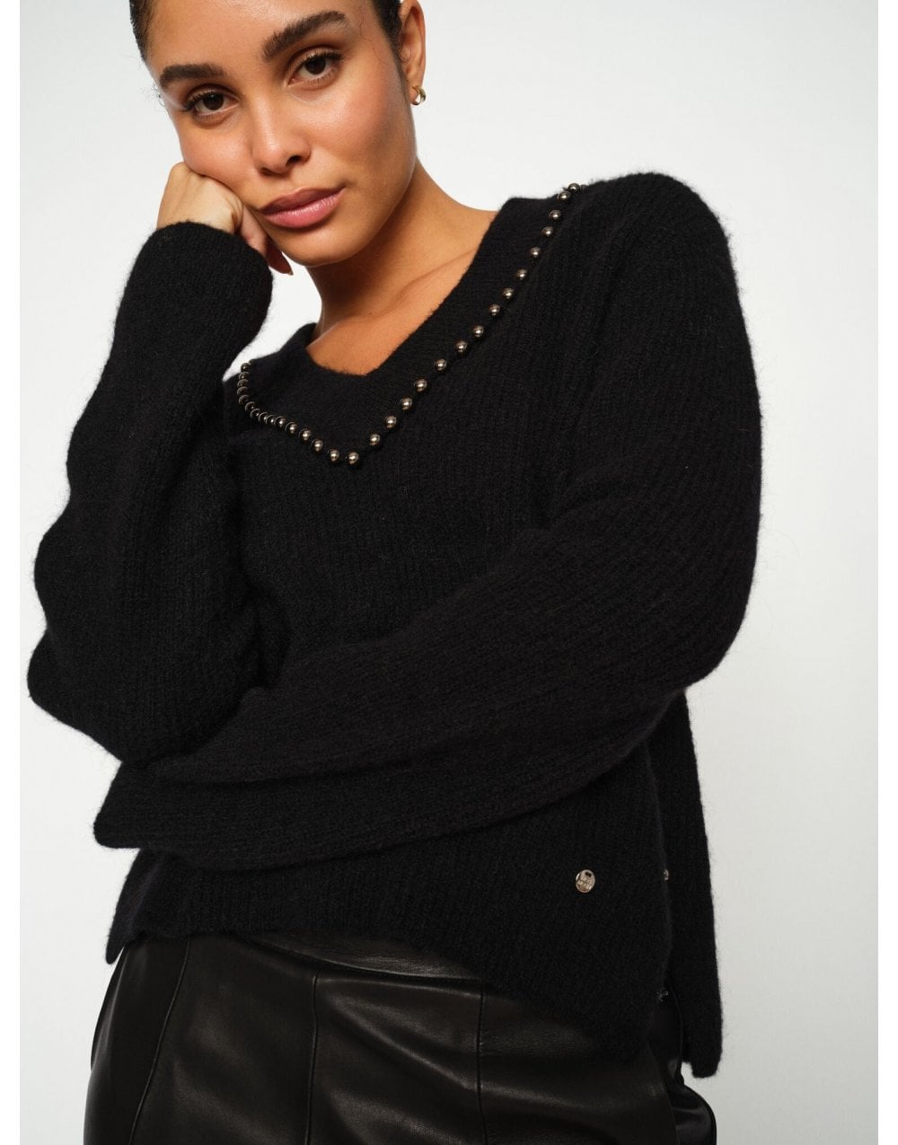Young Ideas/Henmores - Zora V - Neck Bead Knitted Jumper - 801 Black - XS