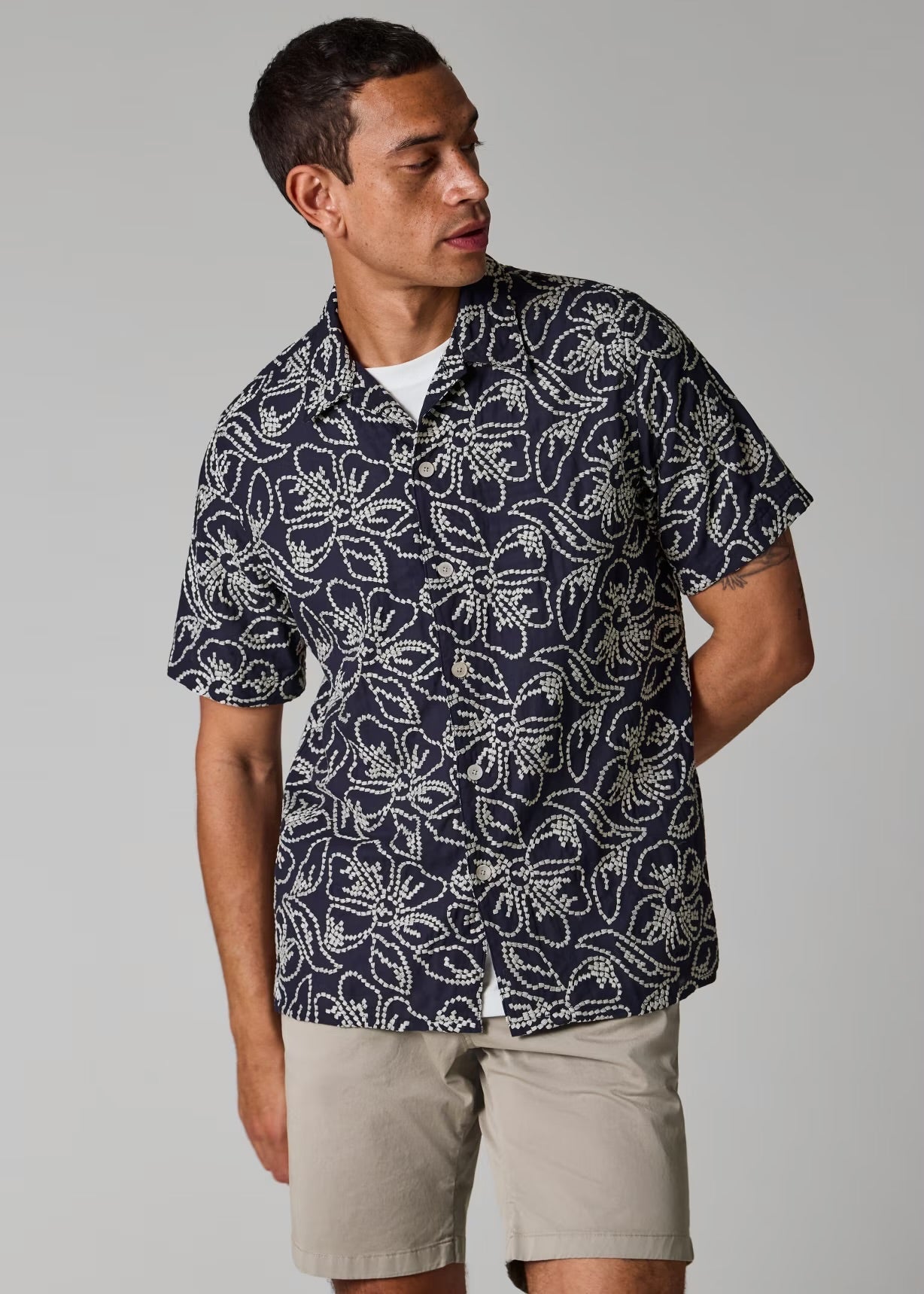 Young Ideas & Henmores - Floral Embroidery Short Sleeve Shirt - 49 Dark Navy - M