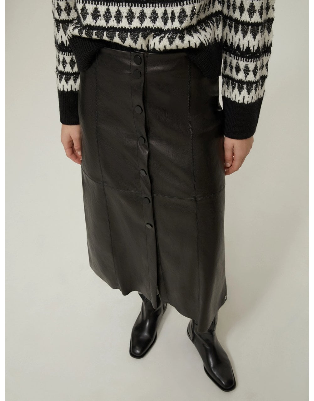 Young Ideas/Henmores - Sibilla Button Front Midi Skirt - 002 Black - 8