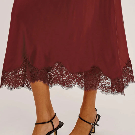 Young Ideas & Henmores -Ebony Lace Detail Skirt -Crimson -S