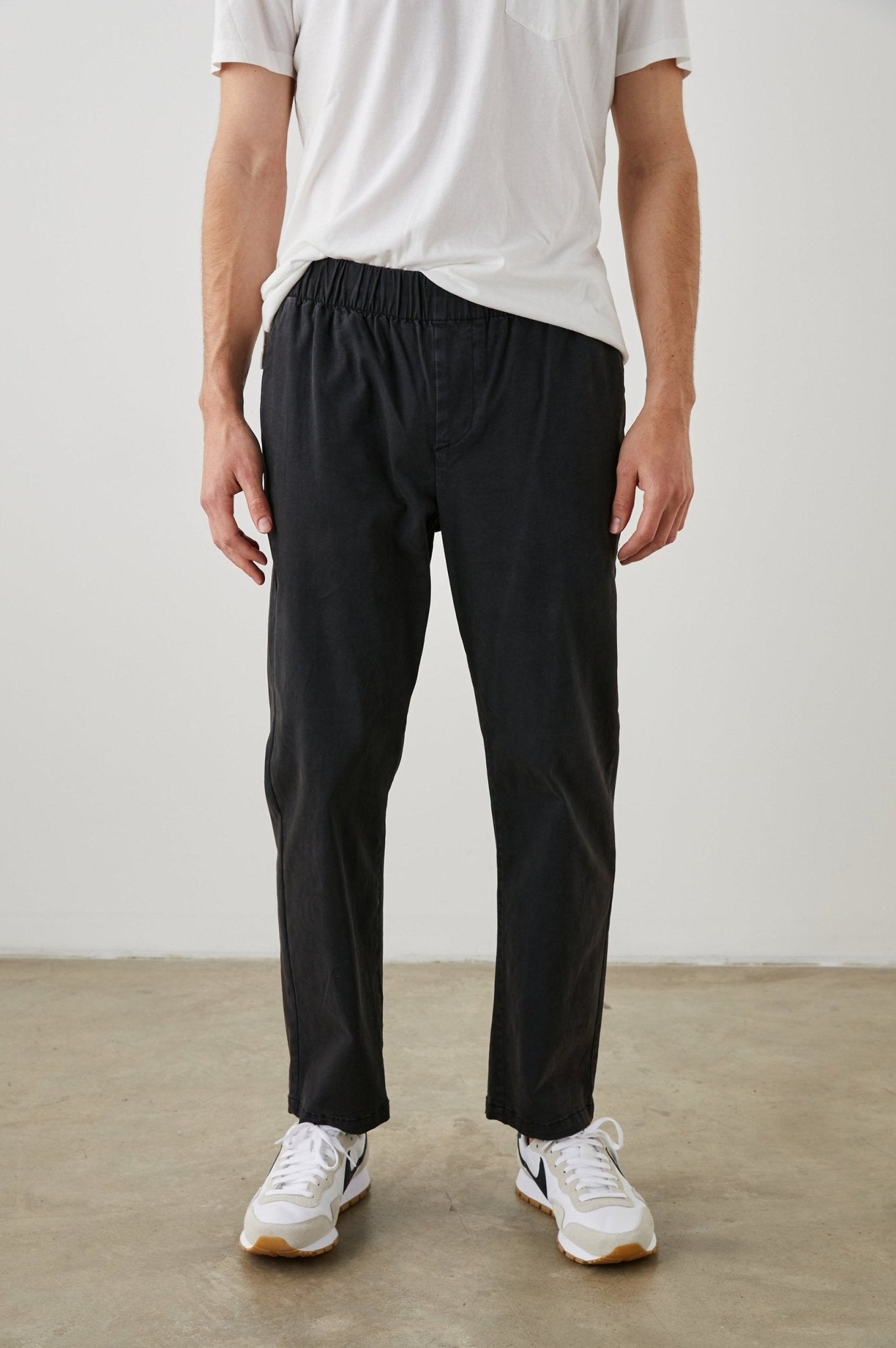 Young Ideas & Henmores - Julian Relaxed Slim Fit Elasticated Trousers - Washed Black - M