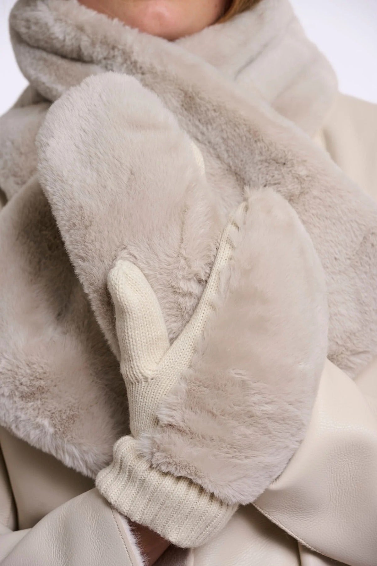 Young Ideas & Henmores -Oxo Faux Fur Gloves -Birch -OS