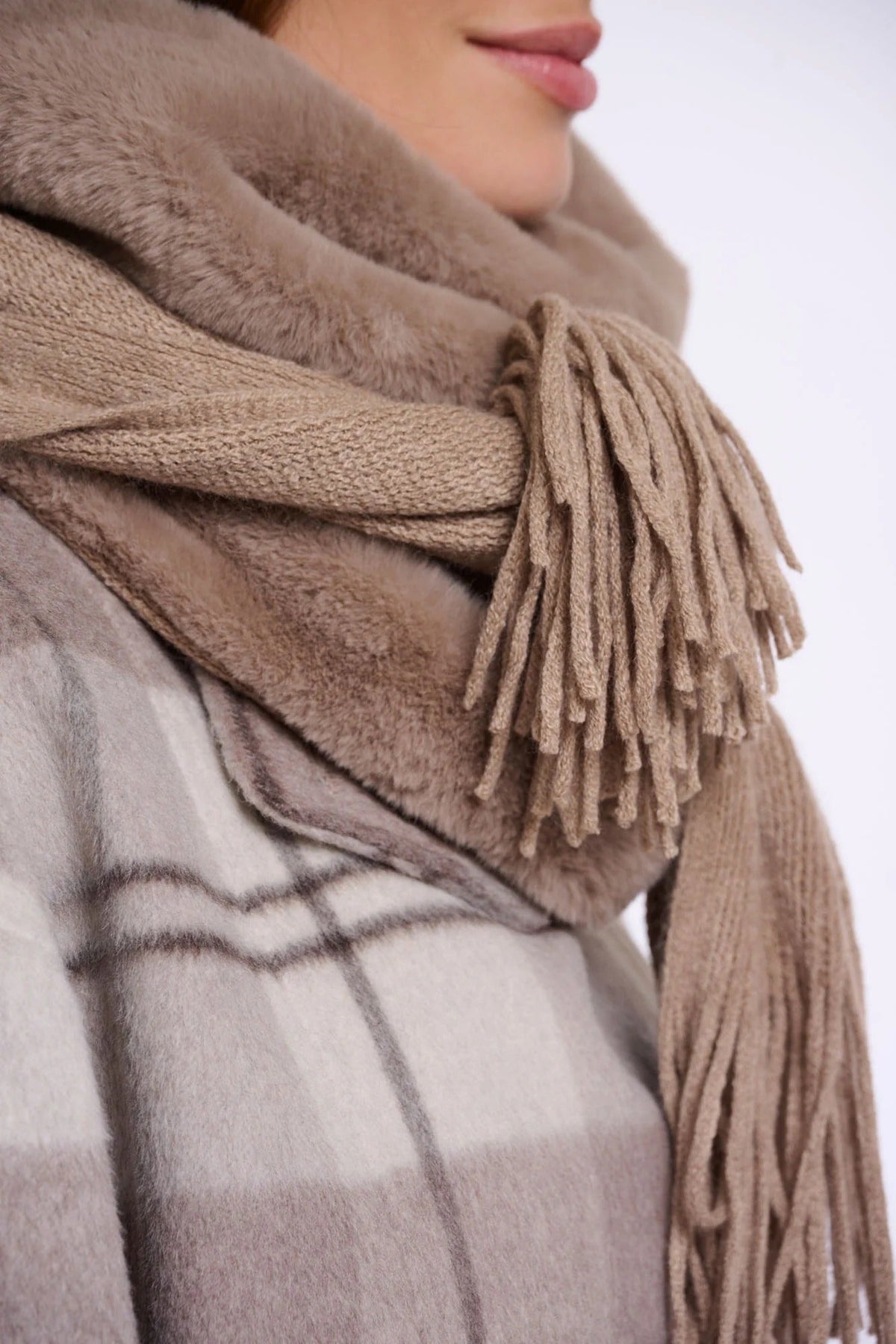 Young Ideas & Henmores -Vlien Faux Fur Detail Scarf -Mocha Latte -OS
