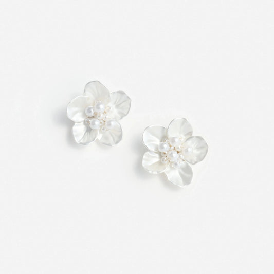 Young Ideas & Henmores -Pearl Flower Earring -Pearl -OS