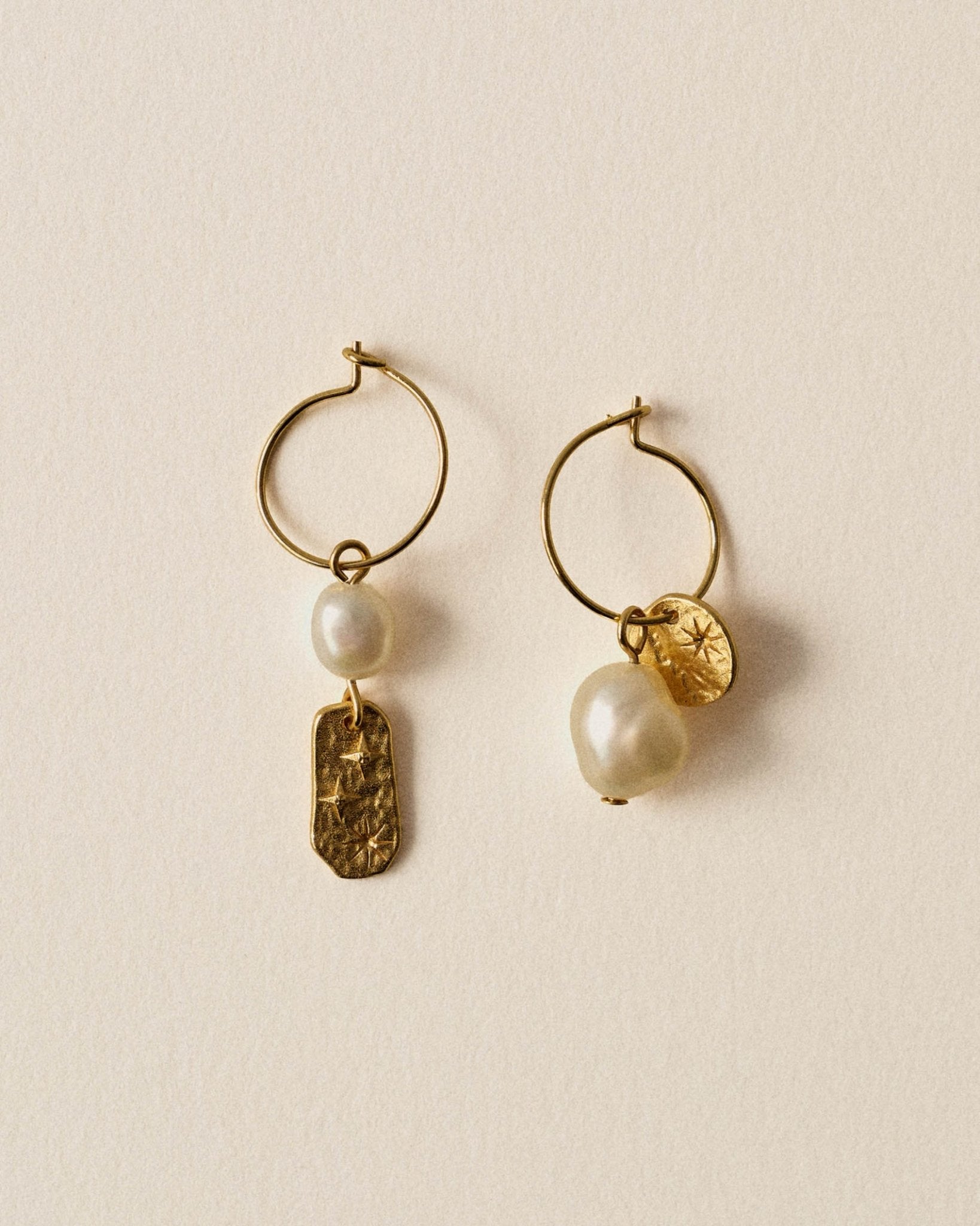 Young Ideas/Henmores - Soren Pearl R Earrings - Gold - OS