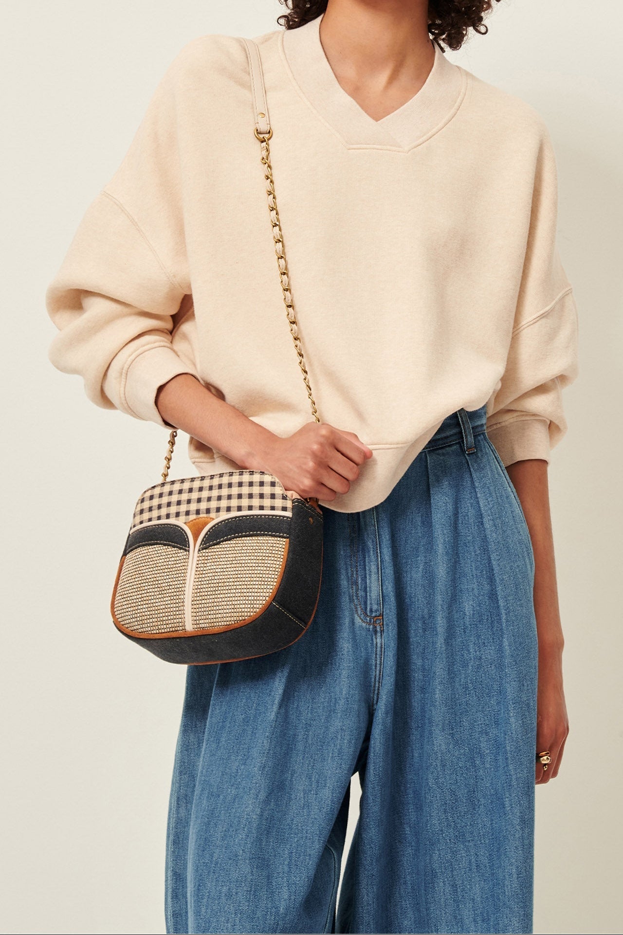 Young Ideas/Henmores - Vechill Cross V Neck Sweatshirt - Oat Milk - XS