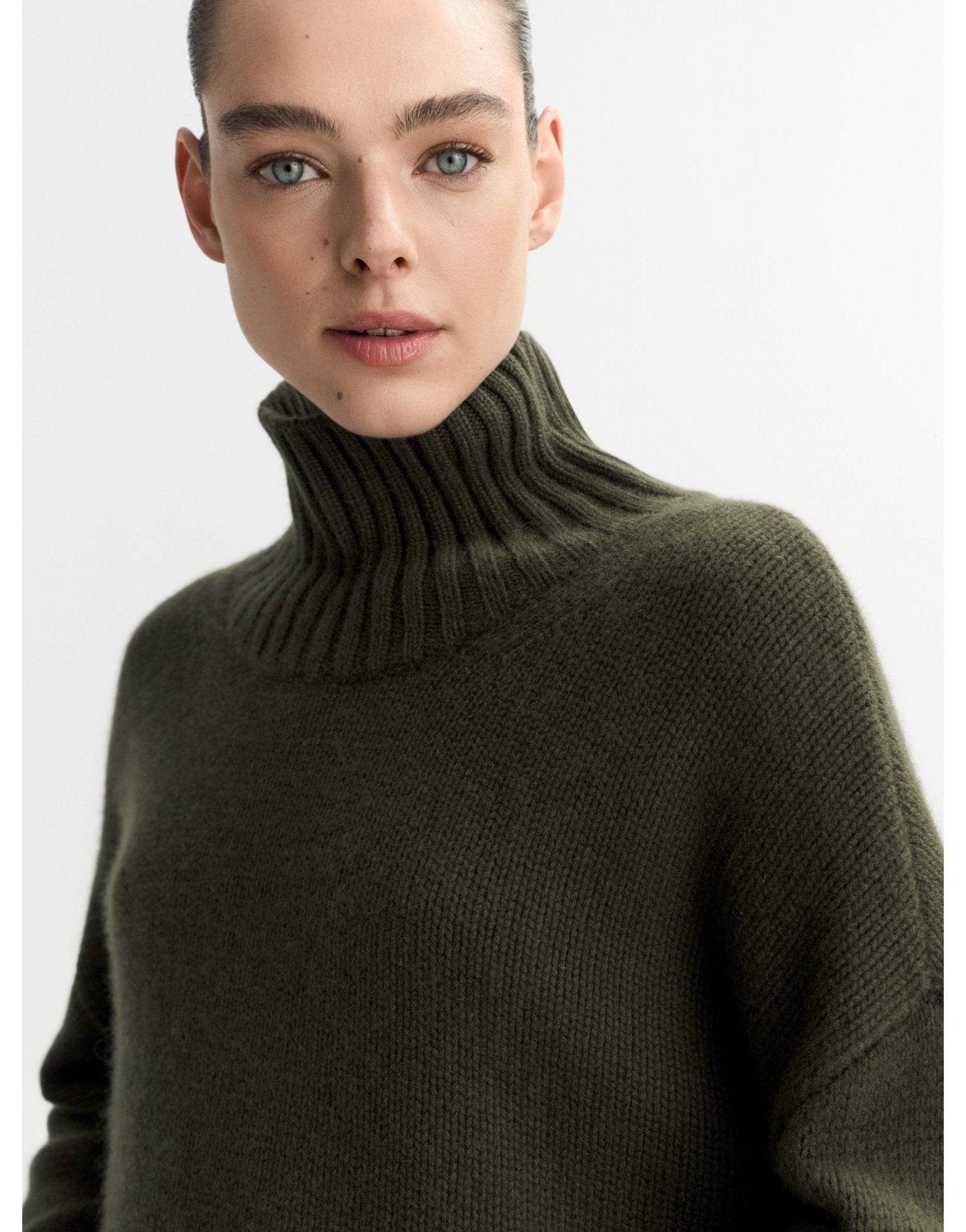 Young Ideas/Henmores - Cashmere Girlfriend Turtleneck - Light Honey - XS