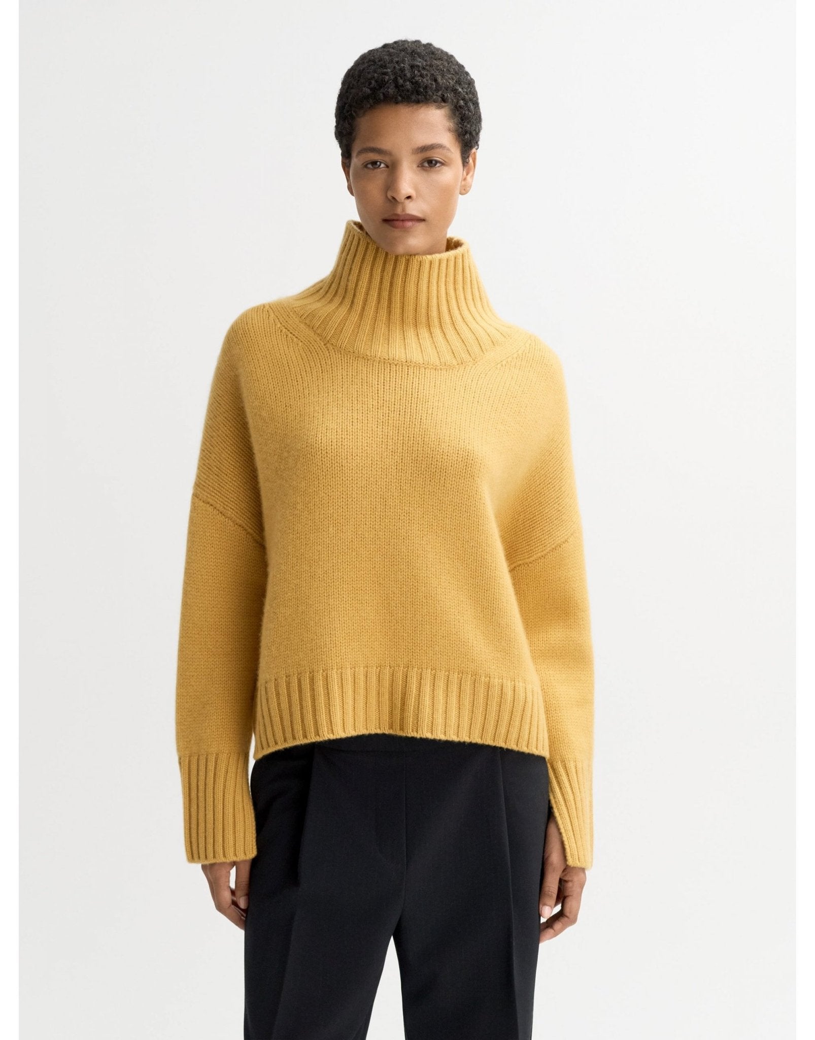 Young Ideas/Henmores - Cashmere Girlfriend Turtleneck - Light Honey - XS