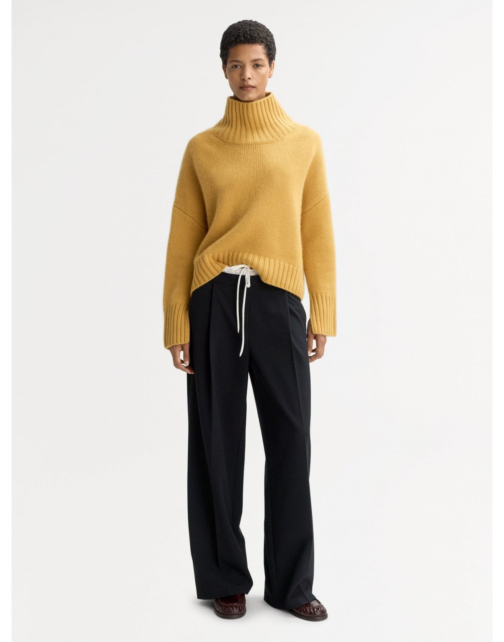 Young Ideas/Henmores - Cashmere Girlfriend Turtleneck - Light Honey - XS