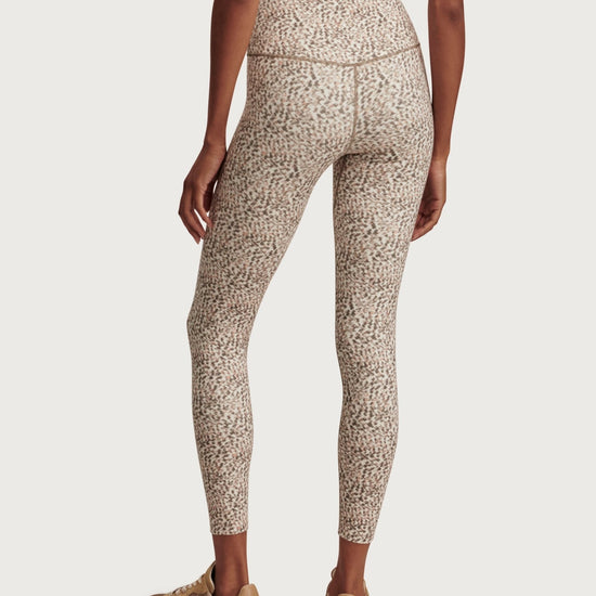 Young Ideas & Henmores - Freesoft High Rise 25 Legging - Ivory Abstract Feather - S