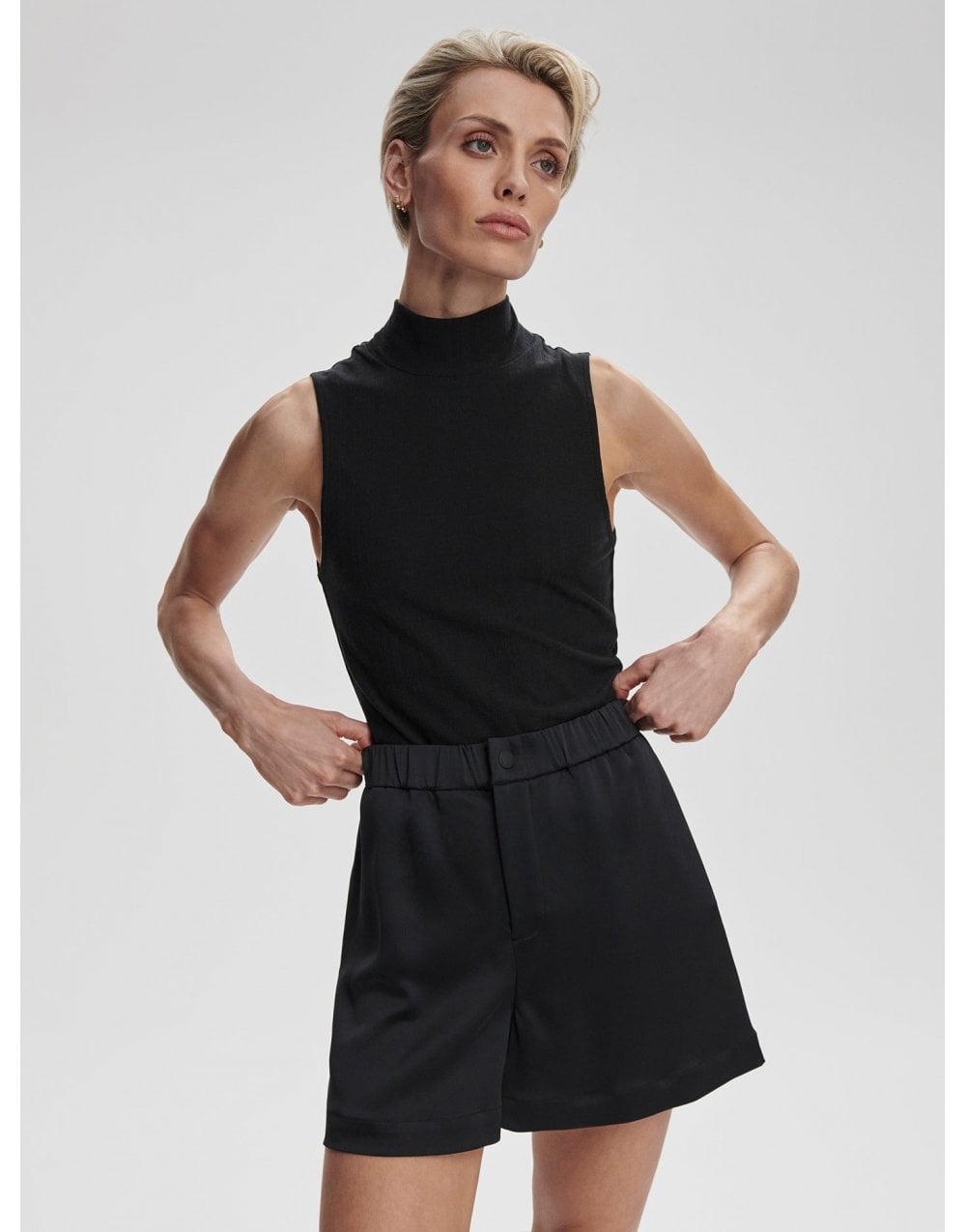 Young Ideas/Henmores - Sarka High Rise Short - Black - XS