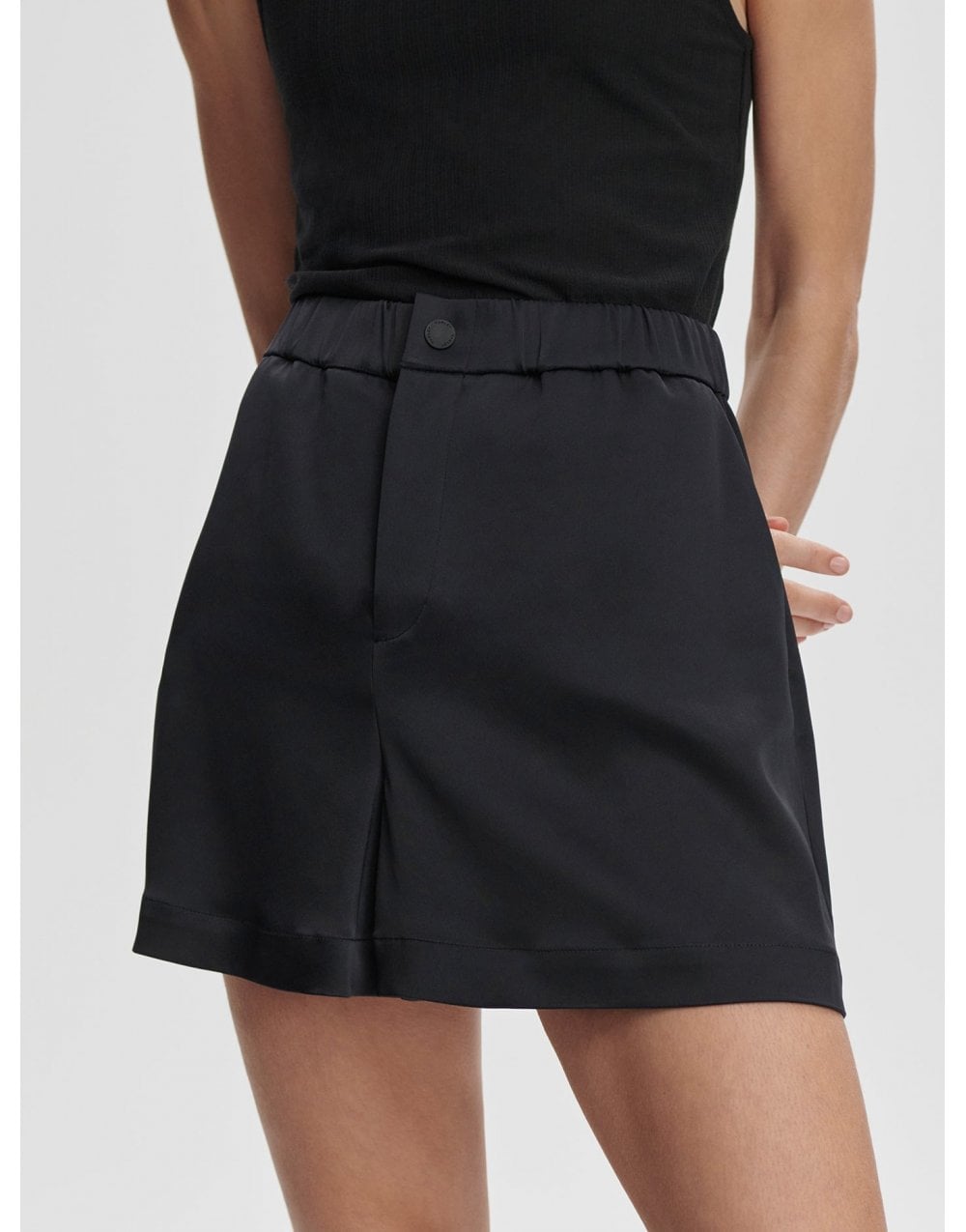 Young Ideas/Henmores - Sarka High Rise Short - Black - XS
