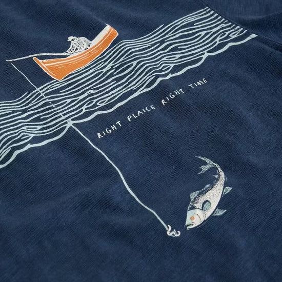 Young Ideas & Henmores - Abersoch Graphic In The Ocean Tee - Navy Print - M