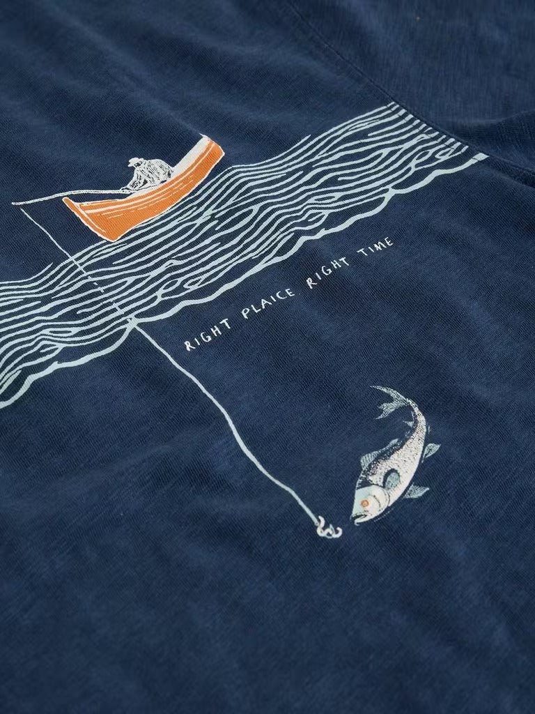 Young Ideas & Henmores - Abersoch Graphic In The Ocean Tee - Navy Print - M