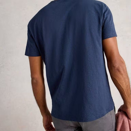Young Ideas & Henmores - Abersoch Graphic In The Ocean Tee - Navy Print - M