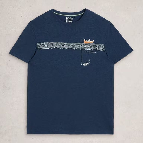Young Ideas & Henmores - Abersoch Graphic In The Ocean Tee - Navy Print - M
