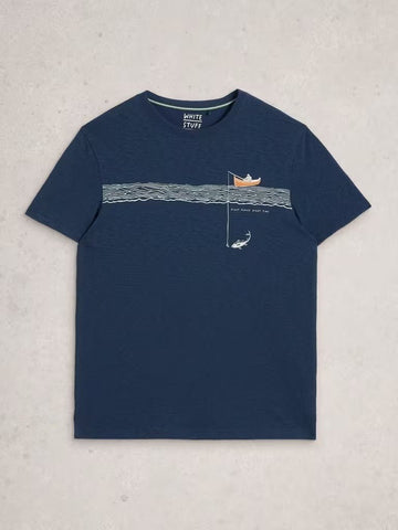 Young Ideas & Henmores - Abersoch Graphic In The Ocean Tee - Navy Print - M
