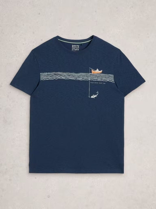 Young Ideas & Henmores - Abersoch Graphic In The Ocean Tee - Navy Print - M